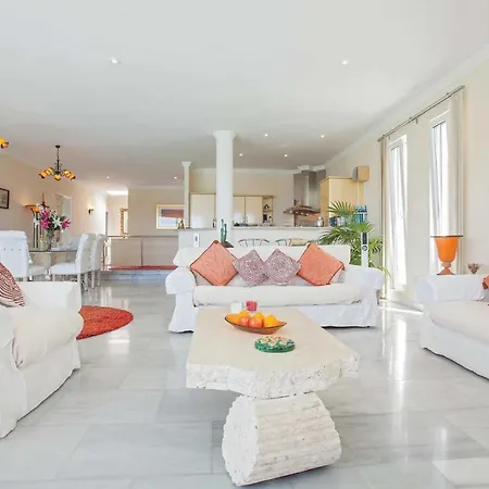 Sleeps 6 Air Con Wifi Villa *