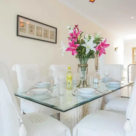 Sleeps 6 Air Con Wifi Villa