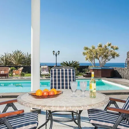 Sleeps 6 Air Con Wifi Villa *